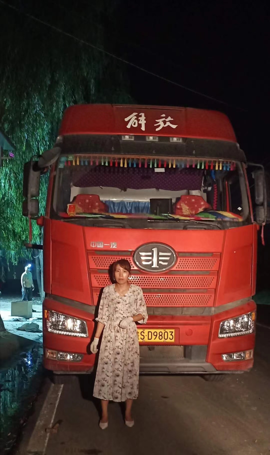 ，有自動(dòng)拔管自動(dòng)落管功能，可定制左右側(cè)推功能，配有三片打孔刀，打孔刀是防傷紙刀組，